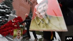 Люди с цветами и портретом Сталина у памятника Сталину в день 137-й годовщины его рождения. Москва, 21 декабря 2016 года.