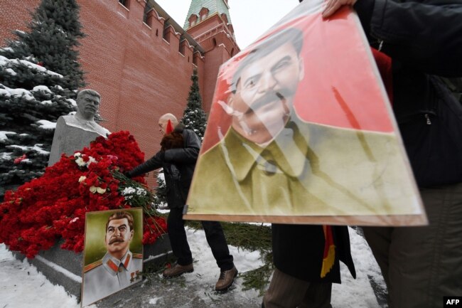 Могила Сталина у Кремлевской стены в Москве в годовщину его рождения