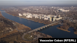 Pachetul de legi urmărește să pună pe picior de egalitate agenții economici de pe ambele maluri în ceea ce privește obligațiile fiscale. În imagine: podul peste Nistru care leagă orașele Rîbnița și Rezina, foto de arhivă