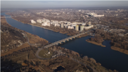 Orașul Rîbnița din stânga Nistrului văzut dinspre orașul Rezina, de pe malul drept 