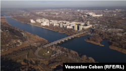 Orașul Rîbnița din stânga Nistrului văzut dinspre orașul Rezina, de pe malul drept 