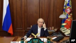 Для успіху майбутніх переговорів потрібно переконати президента РФ Володимира Путіна (на фото) вести справжні переговори, а не «сідати за стіл і вимагати капітуляції», каже Джеффрі Манкофф, юрист Програми CSIS для Європи, Росії та Євразії