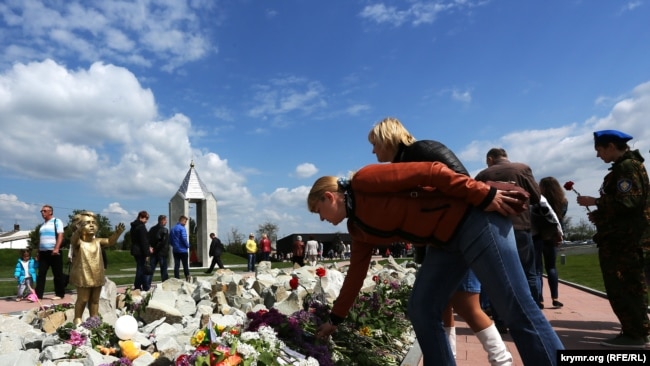 Мемориал в память жертв концлагеря «Красный» (фотогалерея)