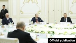 Премьер-министр Армении Никол Пашинян выступает на заседании Совета глав государств СНГ в Туркменистане, 11 октября 2019 г. 