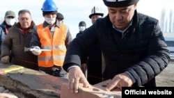 Szadir Dzsaparov elnök egy kirgiz építkezésen 2021. január 31-én (képünk illusztráció)