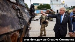 ბორის ჯონსონი რუსეთის არმიის განადგურებულ ტექნიკას ათვალიერებს. კიევი, 17 ივნისი.