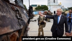 Prim-ministrul Marii Britanii, Boris Johnson, a vizitată alături de președintele Ucrainei, Volodimir Zelenski, expoziția de echipamente militare și arme rusești distruse organizată în piața Sfântul Mihail din Kiev, 17 iunie 2022