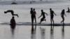 Tinejdžeri skaču u jezero na Adi kako bi se osvežili tokom toplotnog talasa u Beogradu, Srbija.