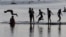 Tinejdžeri skaču u jezero na Adi kako bi se osvežili tokom toplotnog talasa u Beogradu, Srbija.