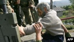 Росийские военные помогают покинуть Южную Осетию последним грузинам