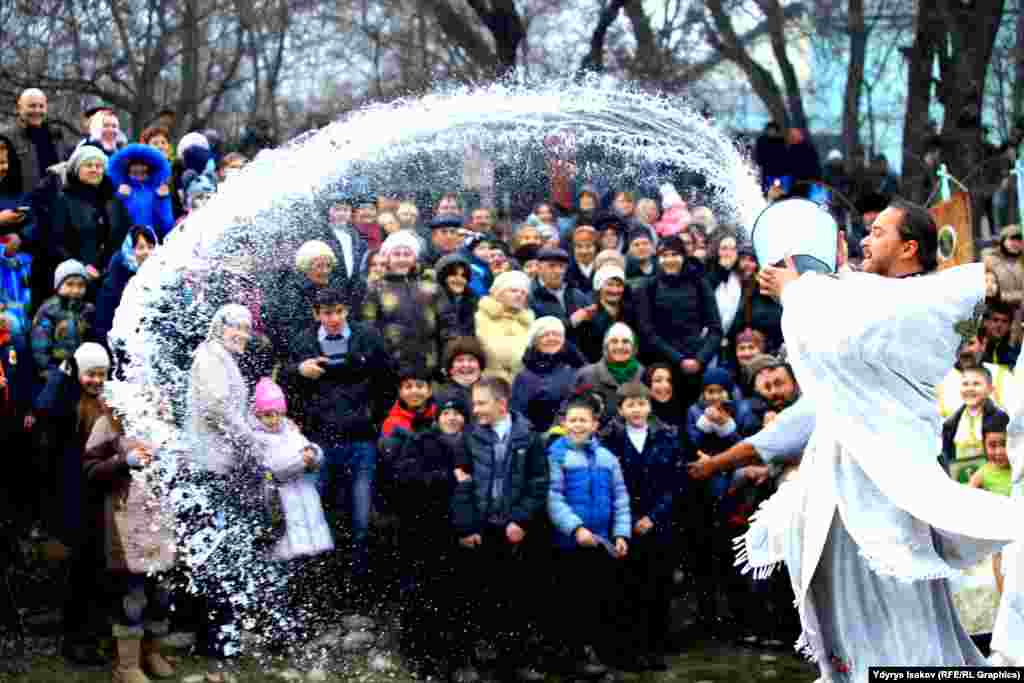 Христиандар ыйык суу бардык күнөөлөрдү жууп кетет деп ишенет. Ош шаары