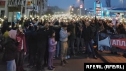 Tokom protesta u Zrenjaninu održano "15 minuta tišine" za 15 žrtava na novosadskoj Železničkoj stanici, 25. januar 2025.