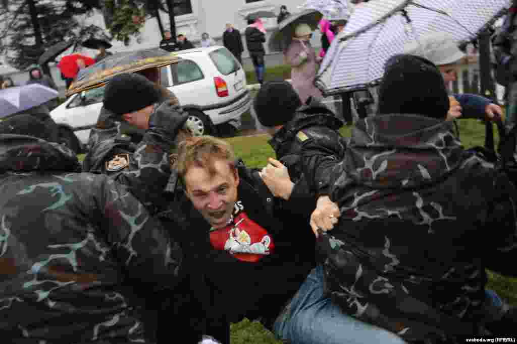 Riot police then moved in to arrest Dashkevich.&nbsp;