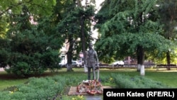 Памятник венгерскому поэту Шандору Петёфи. Ужгород, Украина, 27 мая 2014 года.