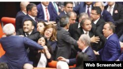 Түркия парламентіндегі депутаттар жанжалы. Анкара, 29 сәуір 2016 жыл.