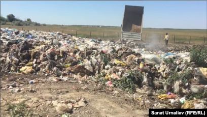 Қалыңдықтарды фотоға түсіріп көрсетеді Қалыңдықтарды фотоға түсіріп көрсетеді