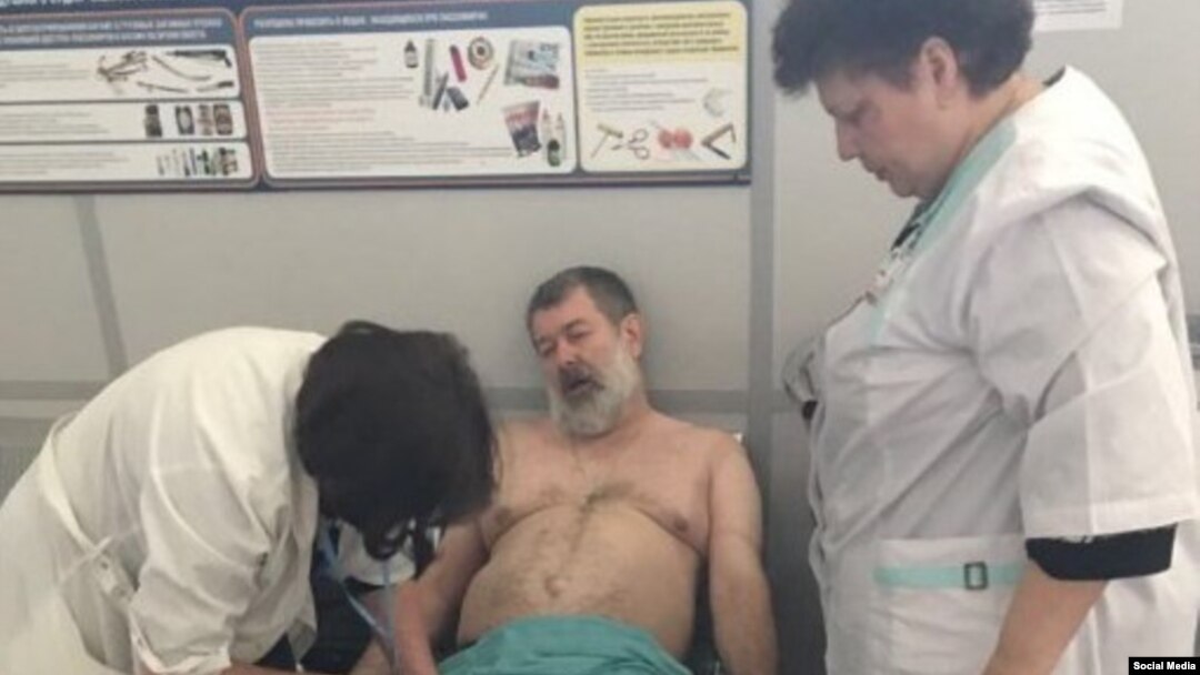 Вячеславу Мальцеву оказывают медицинскую помощь (Саратов, 13 апреля 2017 г.) 