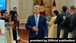 Президент Алмазбек Атамбаев cыйлык тапшыруу аземинде, 6.10.2017