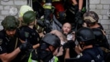 Az ukrán hatóságok adatai szerint öten meghaltak – köztük egy gyerek – és 19-en megsérültek amikor hétfőn, a hajnali órákban dróncsapás ért egy lakóövezetet Harkivban, alig egy nappal azután, hogy Donald Trump amerikai elnök a háború befejezéséről tárgyalt Vlagyimir Putyin orosz elnökkel. A képen az ukrán mentőalakulat tagjai egy sebesültet menekítenek ki az eltalált épületből, augusztus 18-án