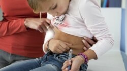 Ілюстрацыйнае фота. Дзіця, хворае на дыябэт, робіць укол інсуліну ©Shutterstock