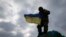  Ukrainë: Një ushtar ukrainas mban në duar flamurin kombëtar/Foto nga arkivi