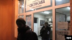 Կոսովո - Միտրովիցայում հարձակման ենթարկված ընտրատեղամասի ընտրական հանձնաժողովի անդամները լքում են տեղամասը, 3-ը նոյեմբերի, 2013թ․