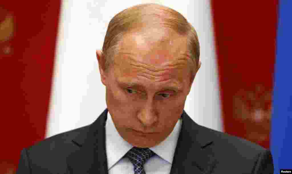 Президент России Владимир Путин призвал сторонников федерализации на юго-востоке Украины перенести на более поздний срок намеченный ими на 11 мая референдум о самоопределении регионов. С этим заявлением он выступил 7 мая после переговоров с президентом Швейцарии Дидье Буркхальтером, чья страна в этом году председательствует в ОБСЕ. Путин сказал, что Россия требует от нынешних властей в Киеве незамедлительно прекратить все военные операции на юго-востоке Украины. По словам Путина, попытки разрешить украинский конфликт силовым способом не помогают урегулировать существующие в стране противоречия.