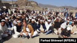 Members of the Shinwari and Afridi tribes continued to block the main trade artery connecting eastern Afghanistan with northwestern Pakistan through the historic Khyber Pass for the fourth consecutive day on February 25.