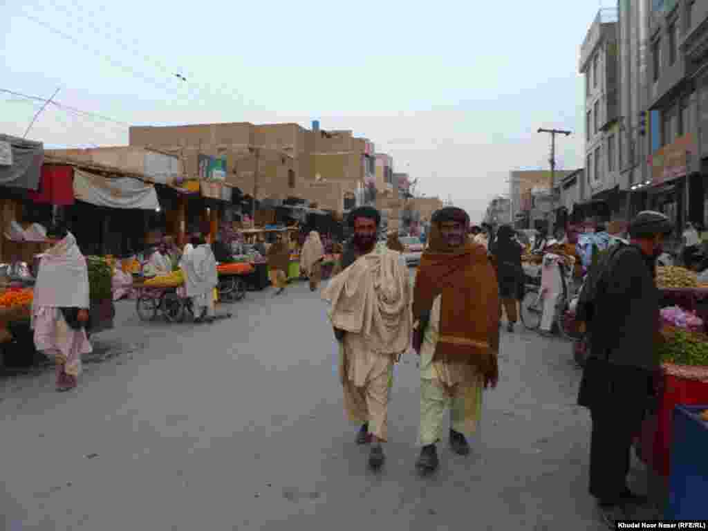 مازیګر خلک د چمن بازار ته بېلا بېلو کارونو ته راووځي. ځېنې په کې هسې چکې هم وهي لکه دا دوه کسان.