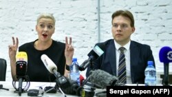 Belarusian pro-democracy activists Maryya Kalesnikava (left) and Maksim Znak (file photo)