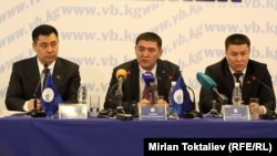 Kyrgyz opposition deputies Kamchybek Tashiev (center), Sadyr Japarov (left), and Talant Mamytov address a press conference in Bishkek last month.