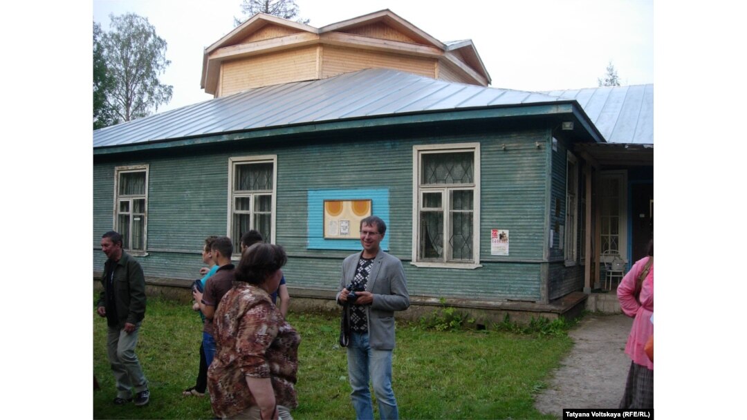 Красные флаги на окнах домов совхоз