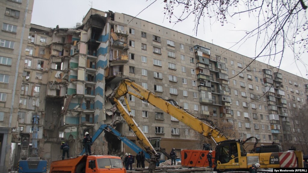 Ду бинои Магнитогорскро вайрон мекунанд