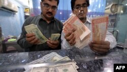 کارشناسان با توجه به وضعیت اقتصادی پاکستان افزایش بیشتر نرخ دالر در برابر روپیه و قیمت اجناس را پیش بینی می‌کنند.