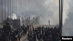 Një prej përleshjeve në mes të forcave të rendit dhe protestuesve islamik, 14 gusht 2013