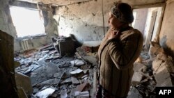 Жінка оглядає зруйнований будинок, околиці Донецька, архівне фото