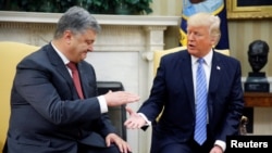 Donald Trump (djathtas) dhe Petro Poroshenko, gjatë takimit të sotëm në Shtëpinë e Bardhë 