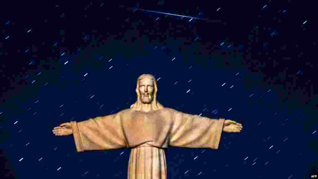 მეტეორების წვიმა იესო ქრისტეს ქანდაკების ფონზე ბელორუსიის სოფელ ივიეში. (ფოტო: AFP)