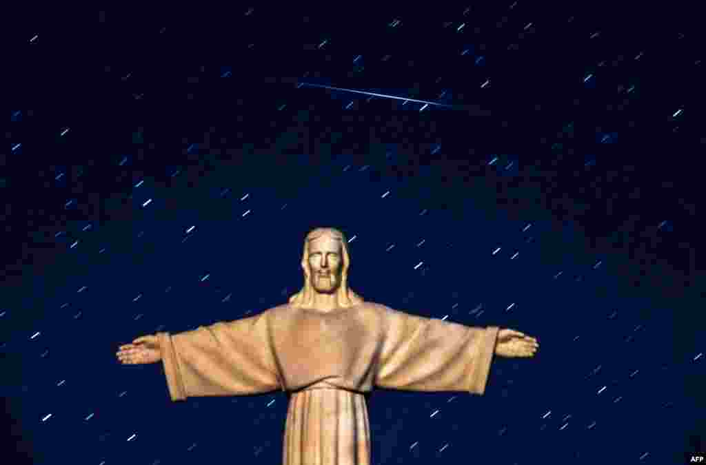 A Perseid meteor crosses the sky over a statue of Jesus Christ in the village of Ivye, some 125 kilometers west of Minsk. (AFP/Sergei Gapon)