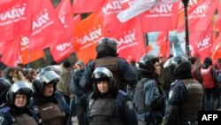 Ukraine -- Riot police stand guard during an opposition rally in front of the central election commission in Kyiv, 06Nov2012