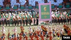 В царстве Туркменбаши разрешены только правильные новости