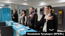 Қазақстанның жаңа Конституция жобасы туралы жалпыұлттық референдум. №350 референдум учаскесі жұмысын әнұранмен бастады, Алматы, 15 наурыз, 2026 жыл.