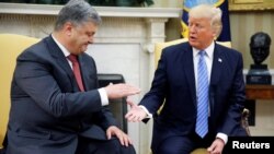 Петро Порошенко (л) і Дональд Трамп (п) під час зустрічі в Білому домі, Вашингтон, 20 червня 2017 року