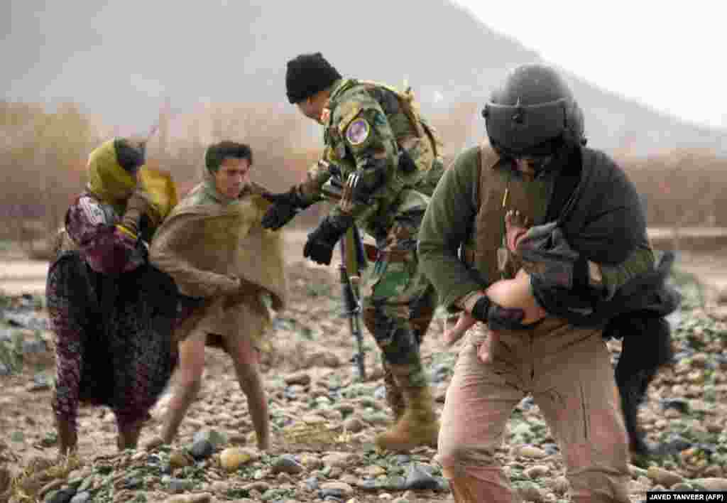 اعضای نیروی هوایی ارتش افغانستان، در حال کمک به غیرنظامیانی هستند که در سیل قندهار گیر افتاده‌اند. ده‌ها نفر در جریان سیل جان خود را از دست دادند و بخش‌هایی از مناطق مسکونی تخریب شده‌است.