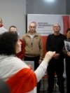 Oslobođeni beloruski zatvorenici zaplakali na konferenciji za medije Oslobođeni beloruski zatvorenici zaplakali na konferenciji za medije