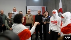 Oslobođeni beloruski zatvorenici zaplakali na konferenciji za medije