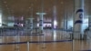 Sala de plecări fără pasageri de la Aeroportul Ben Gurion din apropiere de Tel Aviv pe 13 iunie 2025, după ce Israelul și-a închis complet spațiul aerian.