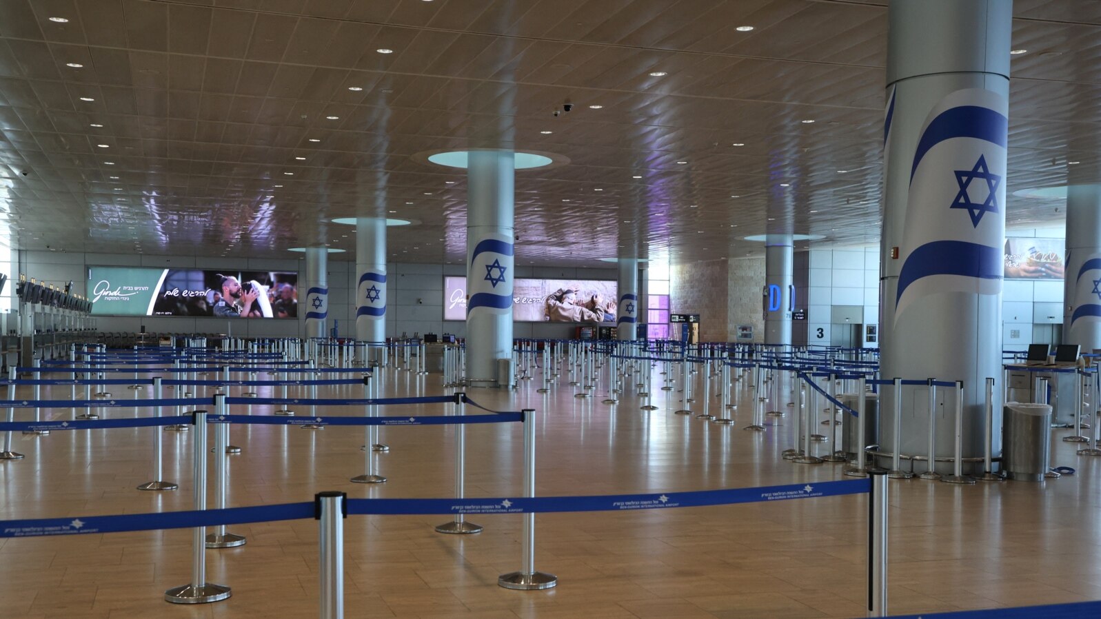 Sala de plecări fără pasageri de la Aeroportul Ben Gurion din apropiere de Tel Aviv pe 13 iunie 2025, după ce Israelul și-a închis complet spațiul aerian.