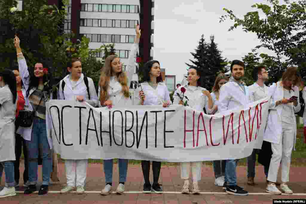 12 жніўня. Супраць гвалту, які ўжылі сілавікі, выйшлі дактары з розных мэдычных устаноў