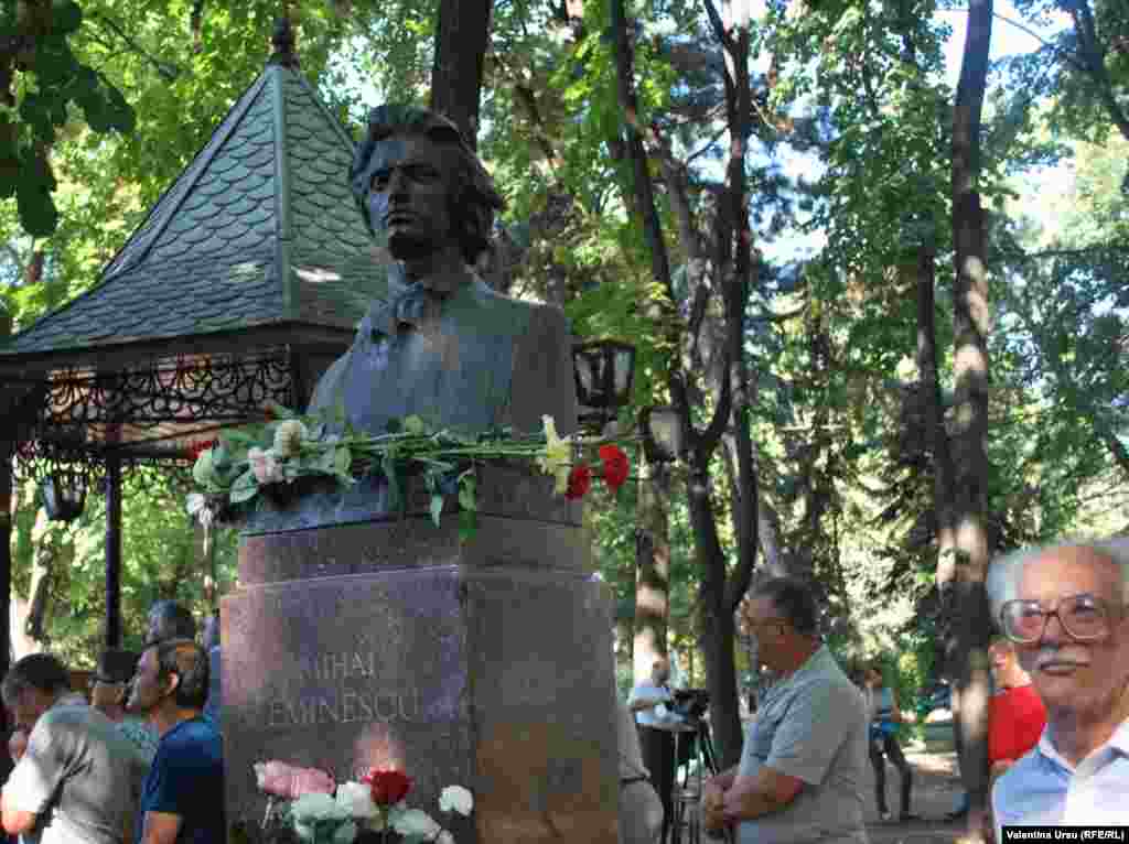 La bustul poetului naţional al romanilor Mihai Eminescu